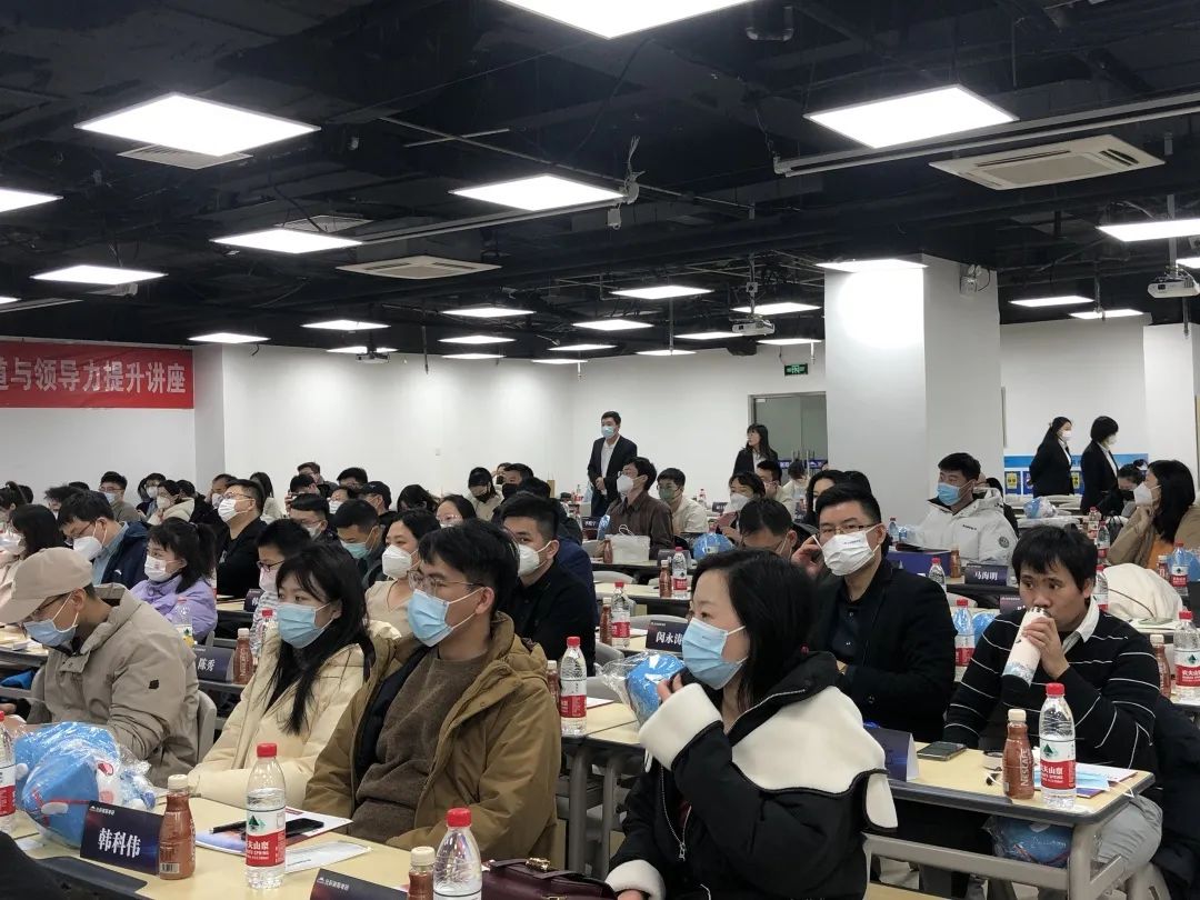 職場致勝之道與領導力提升——社科賽斯甄誠董事長專場講座圓滿收官！  社科賽斯考研 社科賽斯 職場致勝之道 領導力提升  社科賽斯考研  洞悉職場規律，活出精彩人生。2023年1月8日下午，社科賽斯董事長甄誠先生以《職場致勝之道與領導力提升》發表精彩講座。  ▼董事長甄誠先生  人物簡介：北大光華02級MBA，社科賽斯創始人，多所院校面試考官、企業家導師、客座教授，曾在北京大學國家發展研究院、北大醫學部、中國科學院大學管理學院、中國政法大學商學院、天津大學管理學院、北京交通大學管理學院、中央財經大學商學院、華東理工大學商學院、北京師范大學經管學院，華南理工大學管理學院、暨南大學商學院等院校講授職業發展。  講座圍繞“MBA對未來職業發展的回報”、“職場成長”、“”“領導力提升”等內容，甄總結合自身多年MBA面試指導經驗，深入淺出，針對痛點問題進行案例講解，助力同學們的未來職業發展之路！  現場同學針對講座內容，職業困惑等問題積極發言，活動氣氛熱烈融洽。甄總風趣幽默的分享，使得在場掌聲不斷。  職場圣經  “你的勞動報酬不是和勞動強度成正比，而是和你的勞動不可替代性成正比!”甄總表示，真正決定個人社會階層的，是精力分配結構，并進行了案例分析。  甄總指出，MBA同學需要明確攻讀MBA的目的:實現職業上的跨界升級、培育前瞻視野、培養思考問題的方法和解決問題的能力。隨后就如何交朋友、拓人脈、選導師等事項進行了心得分享。  強者的必備條件  1、拒絕隨意2、拒絕任性3、拒絕慵懶4、拒絕冷漠5、每日精進6、敬畏目標  如何選導師  在甄總看來，選導師是困擾每個學子的問題。甄總認為，選導師，一定要注意:1、職位不一定高，但有人情味;2、資源豐富;3、研究方向與你擅長領域關聯等。  職業導師能幫你提前看清未來五到十年的路，使你少走彎路，是更高效的捷徑。“你是誰不重要，重要的是你和誰交往，格局比情商和智商更重要。”  學習的三個層次  甄總認為，學習分為三個層次∶1、學習知識;2、學習思考問題的方法、解決問題的工具;3、學習理念。并通過具體事例，向大家指出，只有進行取舍，把主流的做到極致,才是明智的做法。  MBA課程量大，但每個人精力有限，只有做好取舍，對課程做好減法和加法，把自己打造為“T