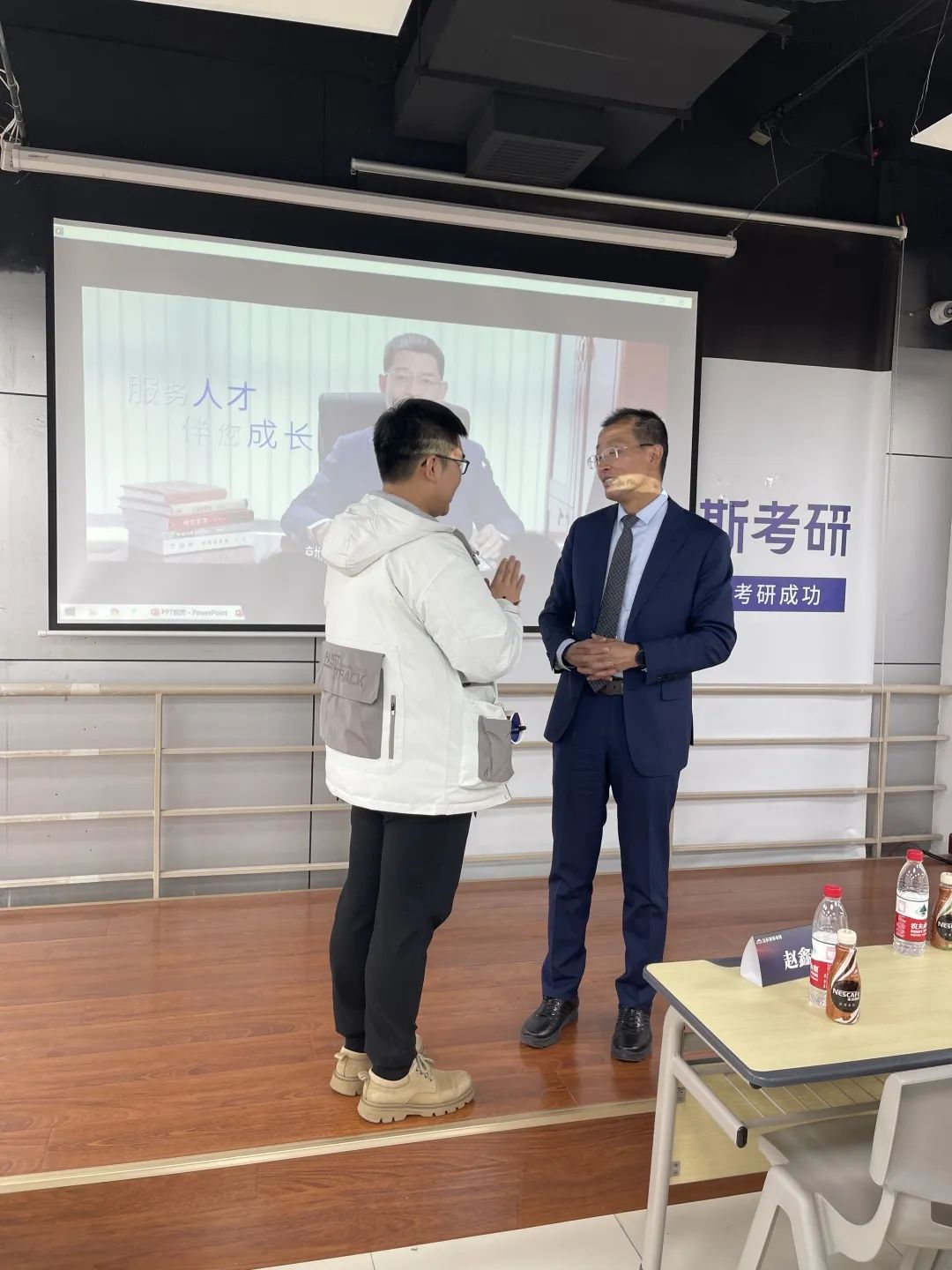 職場致勝之道與領導力提升——社科賽斯甄誠董事長專場講座圓滿收官！  社科賽斯考研 社科賽斯 職場致勝之道 領導力提升  社科賽斯考研  洞悉職場規律，活出精彩人生。2023年1月8日下午，社科賽斯董事長甄誠先生以《職場致勝之道與領導力提升》發表精彩講座。  ▼董事長甄誠先生  人物簡介：北大光華02級MBA，社科賽斯創始人，多所院校面試考官、企業家導師、客座教授，曾在北京大學國家發展研究院、北大醫學部、中國科學院大學管理學院、中國政法大學商學院、天津大學管理學院、北京交通大學管理學院、中央財經大學商學院、華東理工大學商學院、北京師范大學經管學院，華南理工大學管理學院、暨南大學商學院等院校講授職業發展。  講座圍繞“MBA對未來職業發展的回報”、“職場成長”、“”“領導力提升”等內容，甄總結合自身多年MBA面試指導經驗，深入淺出，針對痛點問題進行案例講解，助力同學們的未來職業發展之路！  現場同學針對講座內容，職業困惑等問題積極發言，活動氣氛熱烈融洽。甄總風趣幽默的分享，使得在場掌聲不斷。  職場圣經  “你的勞動報酬不是和勞動強度成正比，而是和你的勞動不可替代性成正比!”甄總表示，真正決定個人社會階層的，是精力分配結構，并進行了案例分析。  甄總指出，MBA同學需要明確攻讀MBA的目的:實現職業上的跨界升級、培育前瞻視野、培養思考問題的方法和解決問題的能力。隨后就如何交朋友、拓人脈、選導師等事項進行了心得分享。  強者的必備條件  1、拒絕隨意2、拒絕任性3、拒絕慵懶4、拒絕冷漠5、每日精進6、敬畏目標  如何選導師  在甄總看來，選導師是困擾每個學子的問題。甄總認為，選導師，一定要注意:1、職位不一定高，但有人情味;2、資源豐富;3、研究方向與你擅長領域關聯等。  職業導師能幫你提前看清未來五到十年的路，使你少走彎路，是更高效的捷徑。“你是誰不重要，重要的是你和誰交往，格局比情商和智商更重要。”  學習的三個層次  甄總認為，學習分為三個層次∶1、學習知識;2、學習思考問題的方法、解決問題的工具;3、學習理念。并通過具體事例，向大家指出，只有進行取舍，把主流的做到極致,才是明智的做法。  MBA課程量大，但每個人精力有限，只有做好取舍，對課程做好減法和加法，把自己打造為“T