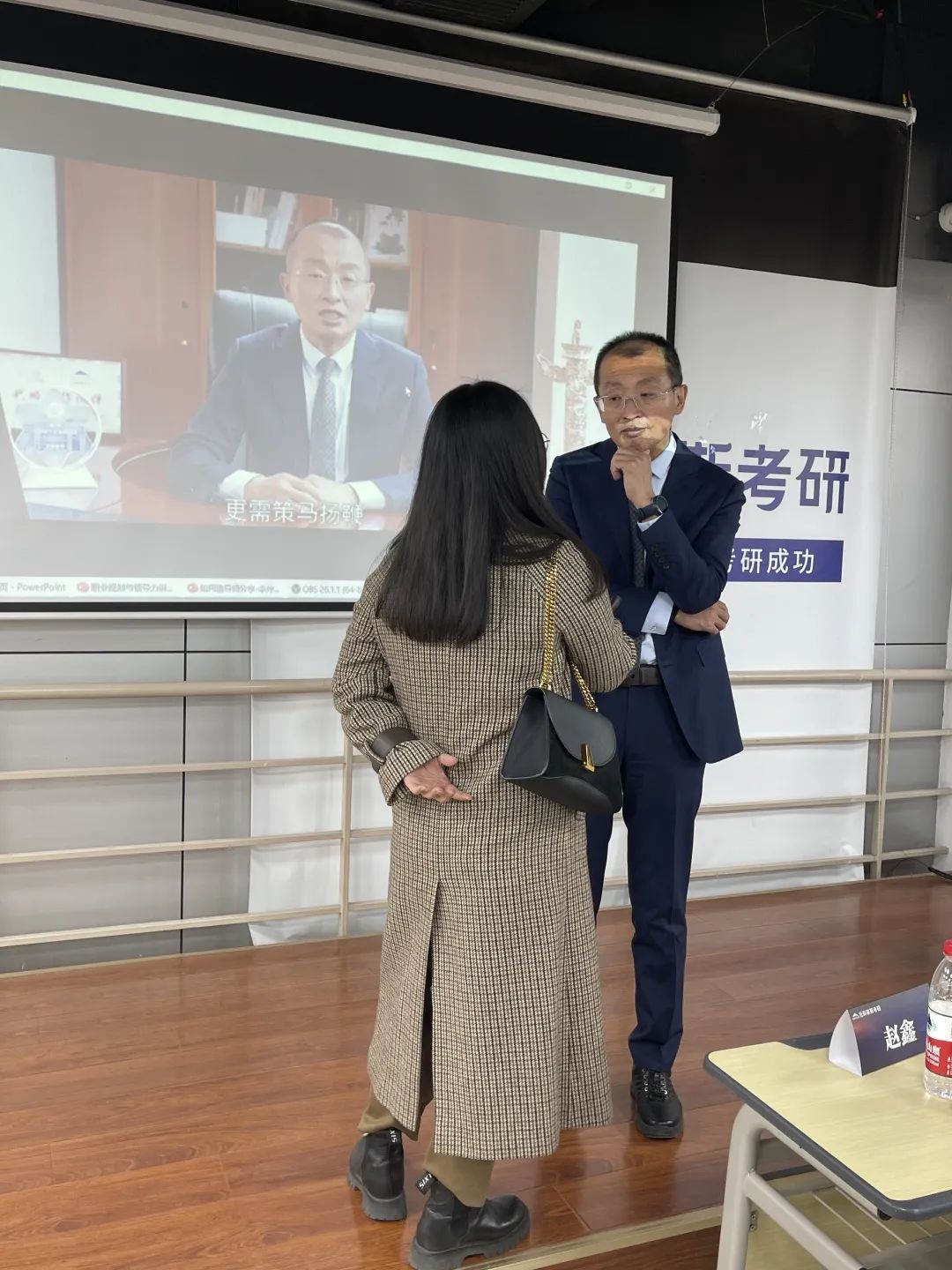 職場致勝之道與領導力提升——社科賽斯甄誠董事長專場講座圓滿收官！  社科賽斯考研 社科賽斯 職場致勝之道 領導力提升  社科賽斯考研  洞悉職場規律，活出精彩人生。2023年1月8日下午，社科賽斯董事長甄誠先生以《職場致勝之道與領導力提升》發表精彩講座。  ▼董事長甄誠先生  人物簡介：北大光華02級MBA，社科賽斯創始人，多所院校面試考官、企業家導師、客座教授，曾在北京大學國家發展研究院、北大醫學部、中國科學院大學管理學院、中國政法大學商學院、天津大學管理學院、北京交通大學管理學院、中央財經大學商學院、華東理工大學商學院、北京師范大學經管學院，華南理工大學管理學院、暨南大學商學院等院校講授職業發展。  講座圍繞“MBA對未來職業發展的回報”、“職場成長”、“”“領導力提升”等內容，甄總結合自身多年MBA面試指導經驗，深入淺出，針對痛點問題進行案例講解，助力同學們的未來職業發展之路！  現場同學針對講座內容，職業困惑等問題積極發言，活動氣氛熱烈融洽。甄總風趣幽默的分享，使得在場掌聲不斷。  職場圣經  “你的勞動報酬不是和勞動強度成正比，而是和你的勞動不可替代性成正比!”甄總表示，真正決定個人社會階層的，是精力分配結構，并進行了案例分析。  甄總指出，MBA同學需要明確攻讀MBA的目的:實現職業上的跨界升級、培育前瞻視野、培養思考問題的方法和解決問題的能力。隨后就如何交朋友、拓人脈、選導師等事項進行了心得分享。  強者的必備條件  1、拒絕隨意2、拒絕任性3、拒絕慵懶4、拒絕冷漠5、每日精進6、敬畏目標  如何選導師  在甄總看來，選導師是困擾每個學子的問題。甄總認為，選導師，一定要注意:1、職位不一定高，但有人情味;2、資源豐富;3、研究方向與你擅長領域關聯等。  職業導師能幫你提前看清未來五到十年的路，使你少走彎路，是更高效的捷徑。“你是誰不重要，重要的是你和誰交往，格局比情商和智商更重要。”  學習的三個層次  甄總認為，學習分為三個層次∶1、學習知識;2、學習思考問題的方法、解決問題的工具;3、學習理念。并通過具體事例，向大家指出，只有進行取舍，把主流的做到極致,才是明智的做法。  MBA課程量大，但每個人精力有限，只有做好取舍，對課程做好減法和加法，把自己打造為“T